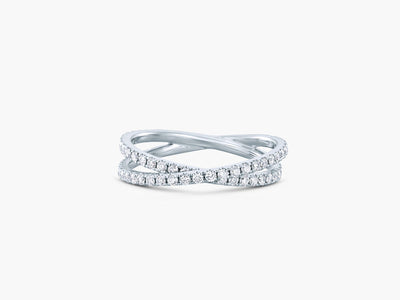 Eleganter GISELLE Criss Cross Diamant Ring mit Pavé Fassung und nahtlos besetzten Diamanten, der über den Finger schwingt.