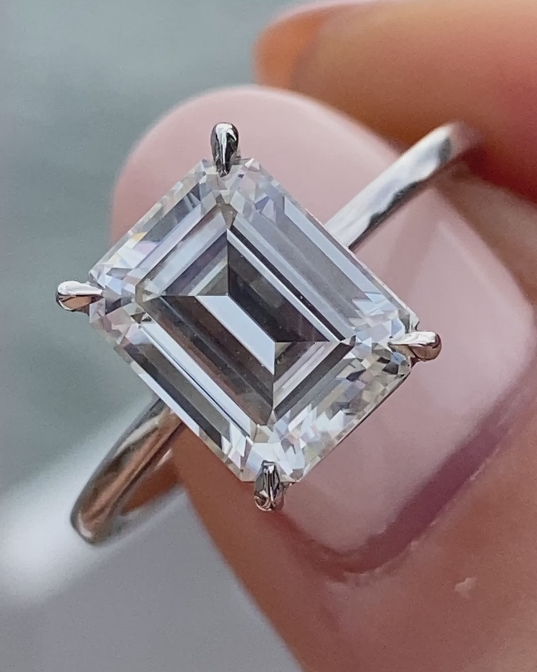 EMERALD CUT - SIGNATURE Skinny Setting Bague de fiançailles