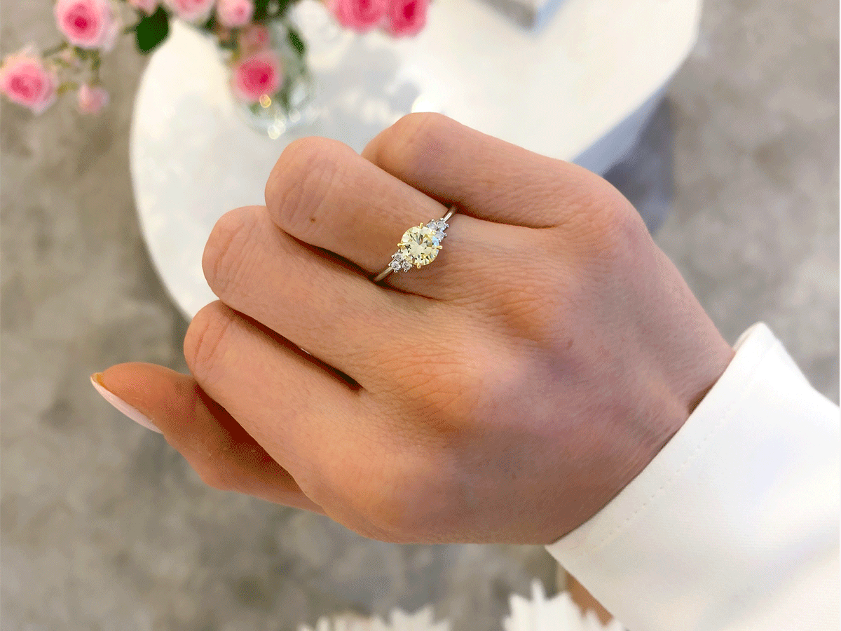 0.71ct Fancy Light Yellow Round Brilliant Cut CINDERELLA Verlobungsring