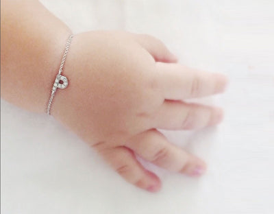 Buchstaben Armband KIDS - Weissgold, Gelbgold, Roségold <br>funkelnde Diamanten - Giselle Jewelry CH - 4